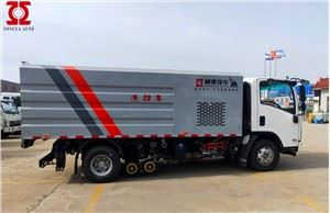 Камион за почистване на вода